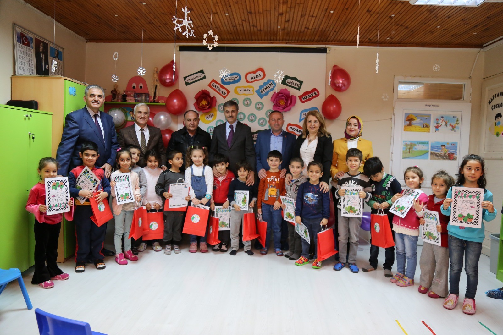 Başkan Alemdar Miniklerin Karne Heyecanına Ortak Oldu