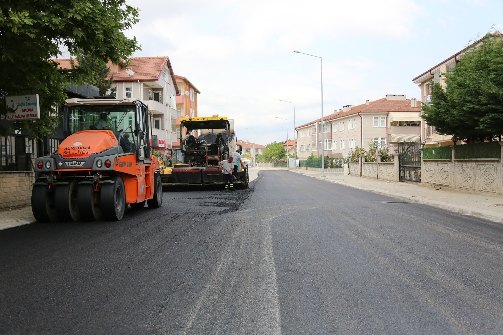 Serdivan’da Sokaklar Sıcak Asfaltla Buluşuyor