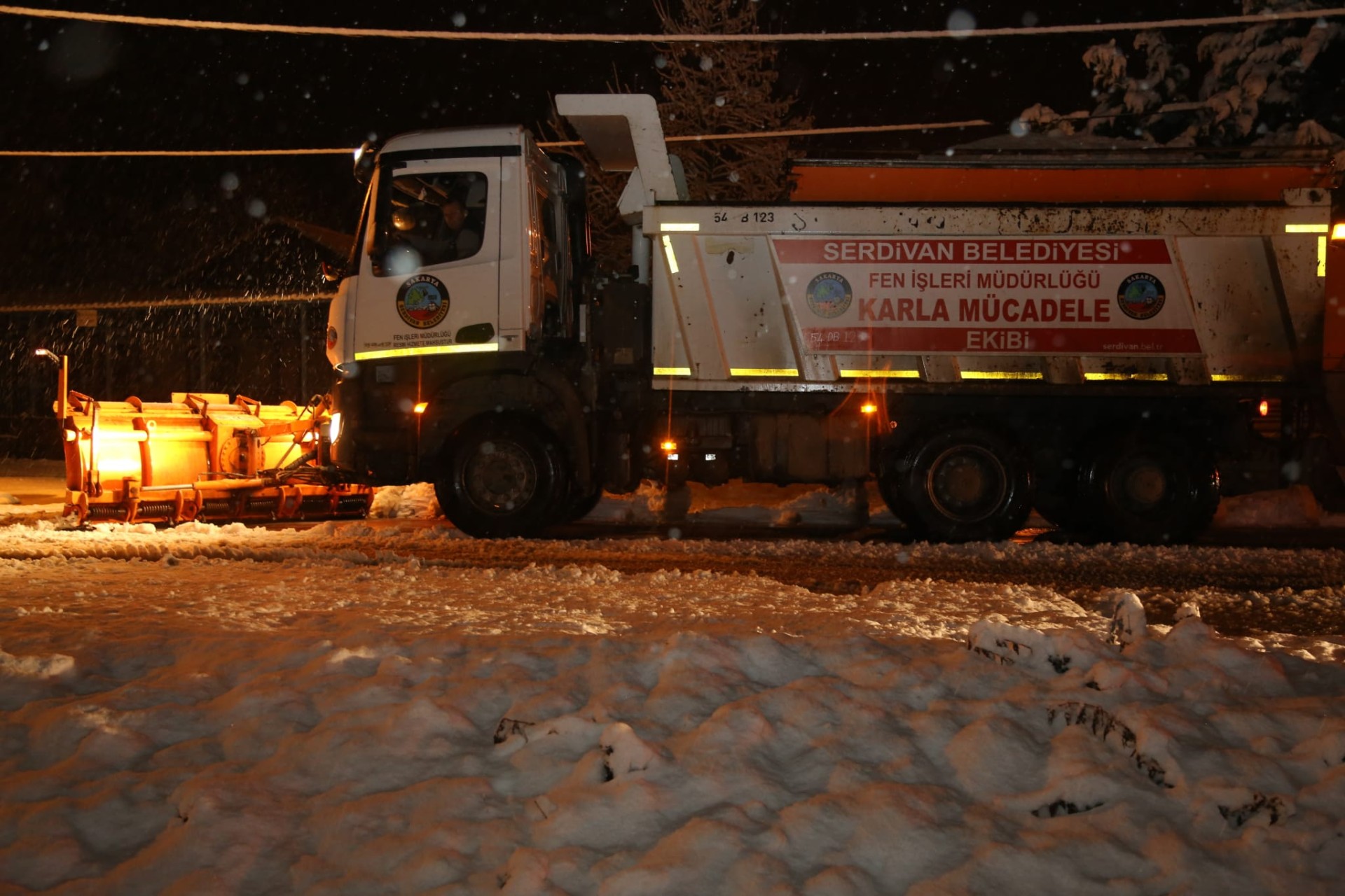 Serdivan Belediyesi’nden Hafta Sonunda Kar Mesaisi