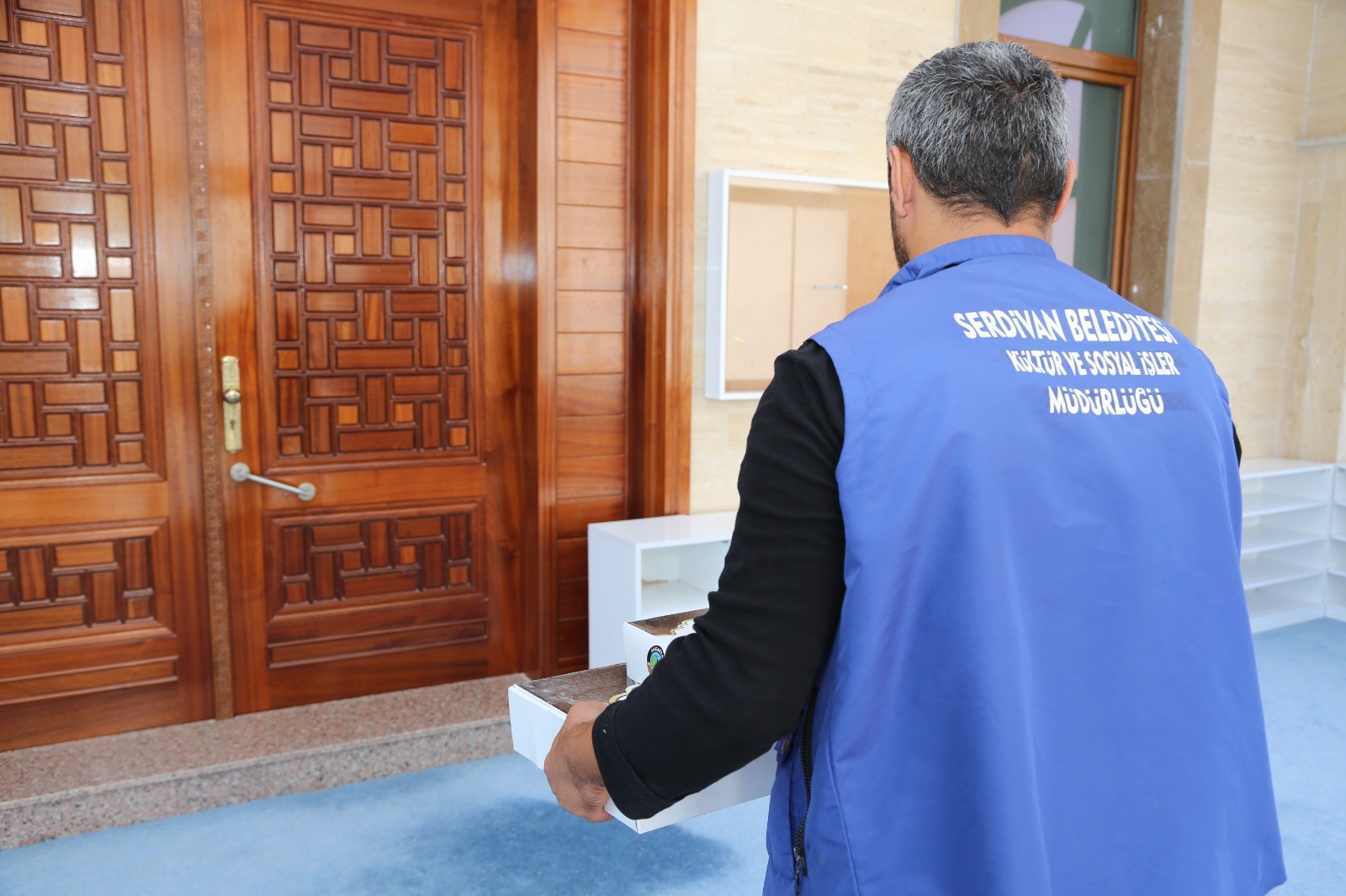 Serdivan Belediyesi Camilere Lokum Dağıtımı Gerçekleştirdi