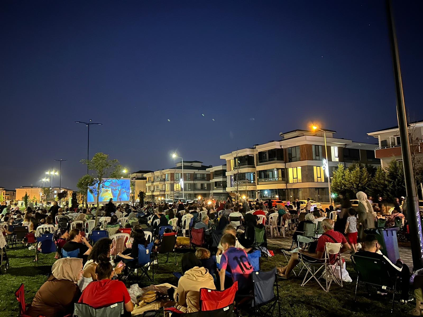 Serdivan'da Açık Hava Sinema Keyfi Sürüyor