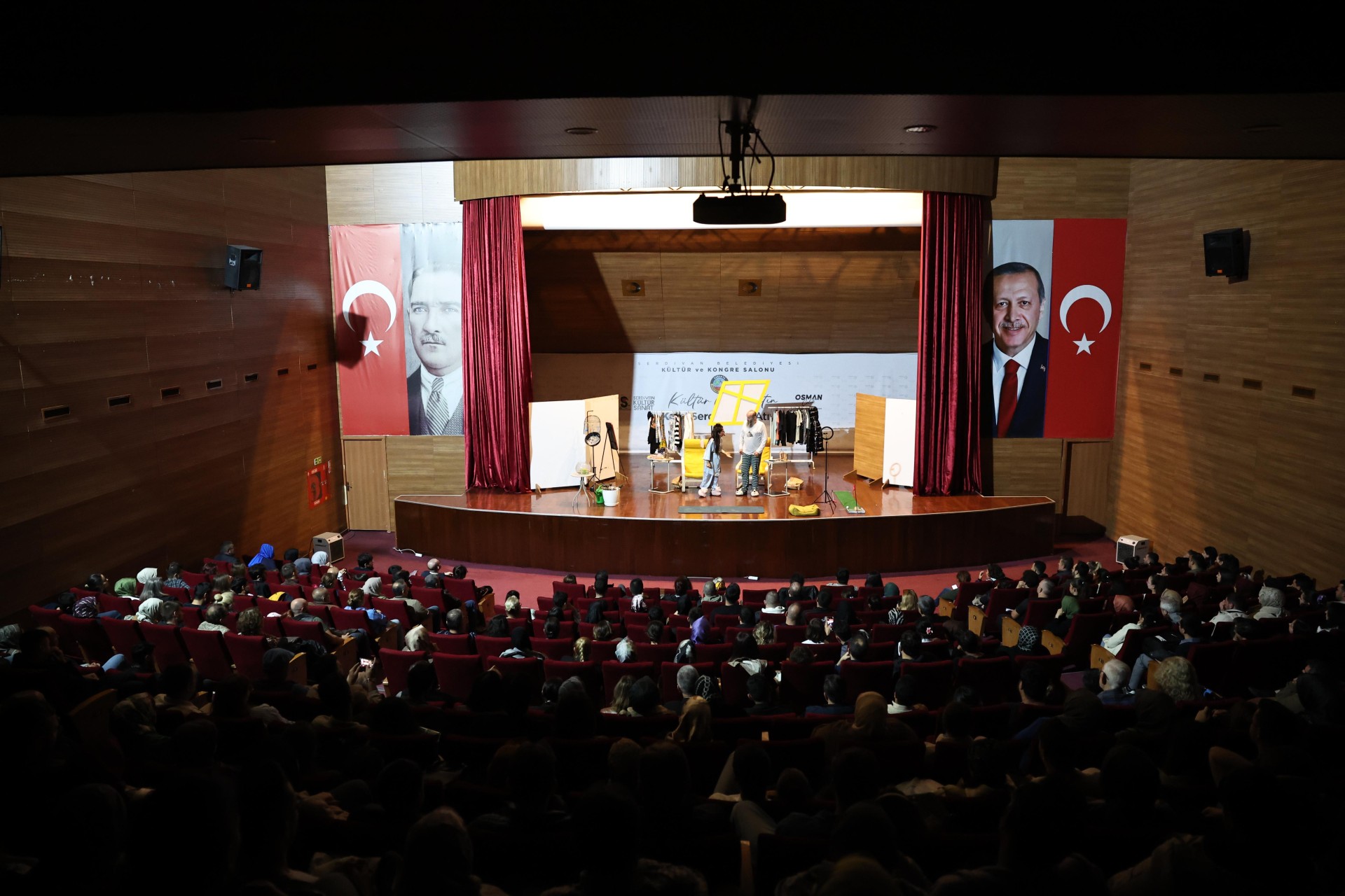Serdivan’da Tiyatro Keyfi: “Parça Tesirli Pazarlar” Ayakta Alkışlandı