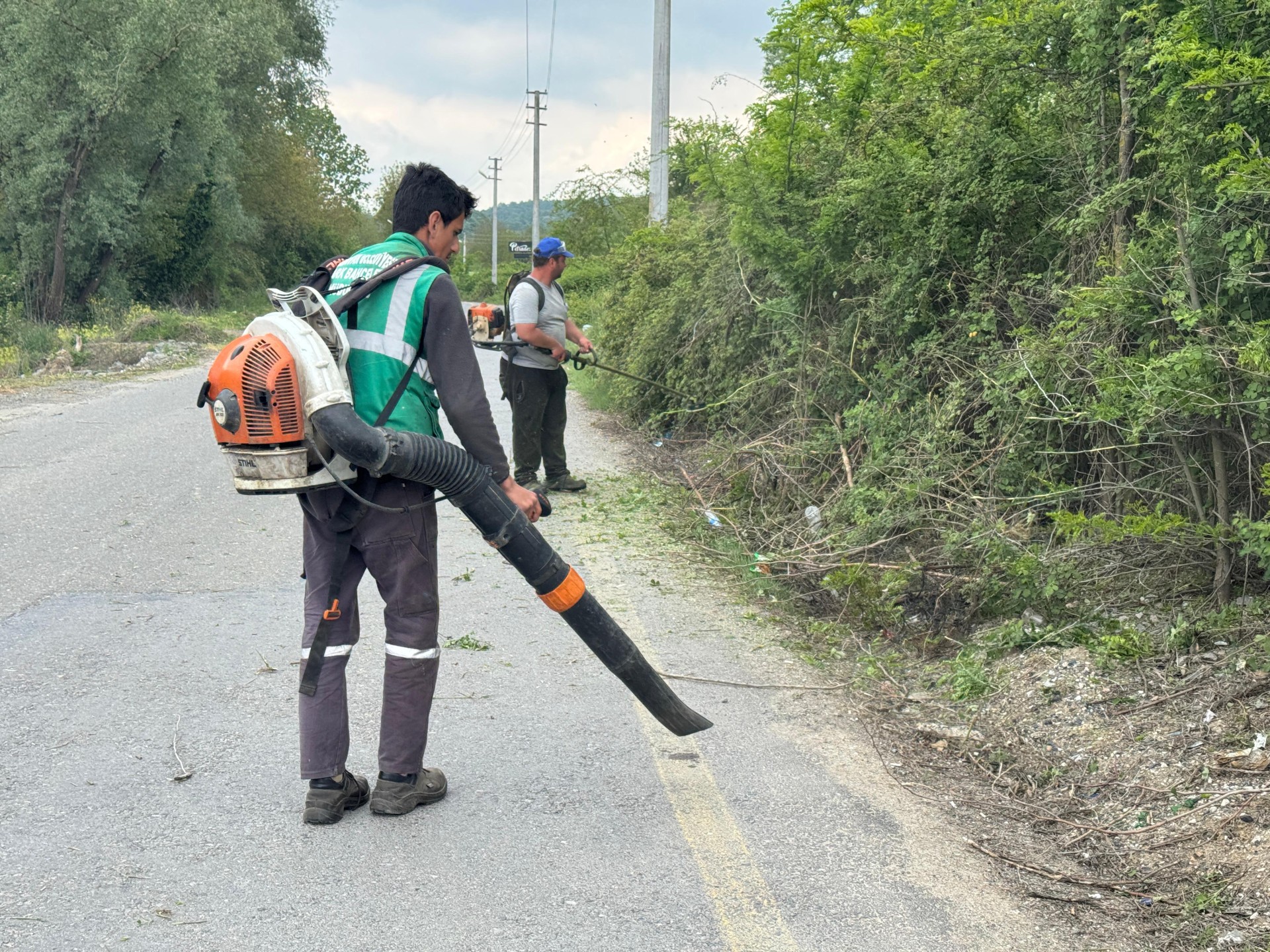 Serdivan Belediyesi’nden Yol Güvenliği İçin Budama Çalışması