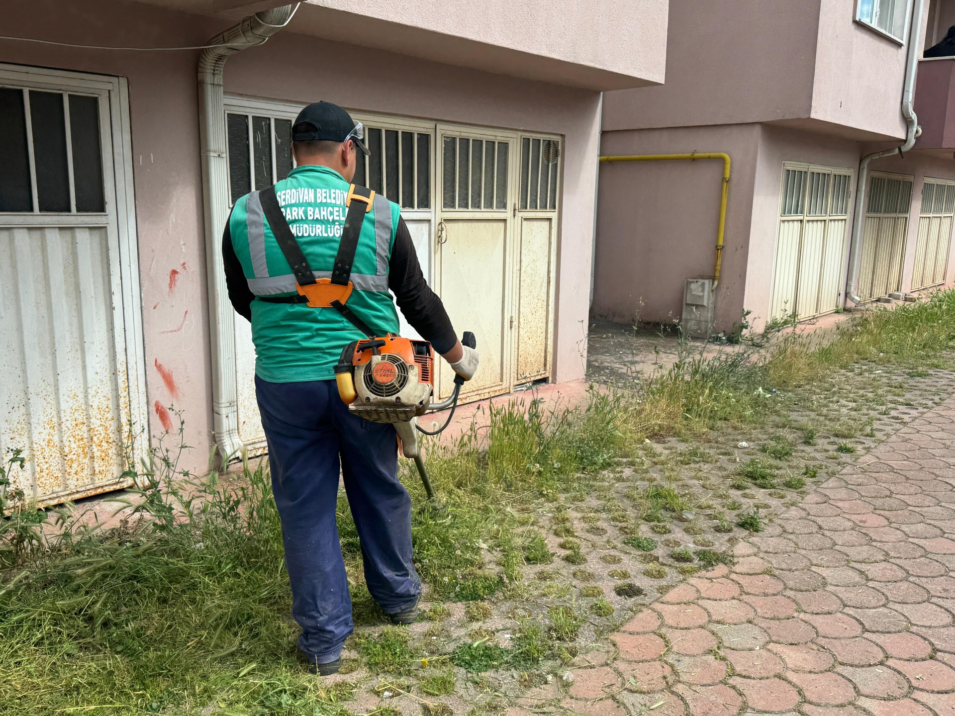Serdivan Belediyesi’nden Yeşil Alanlara Bakım Mesaisi